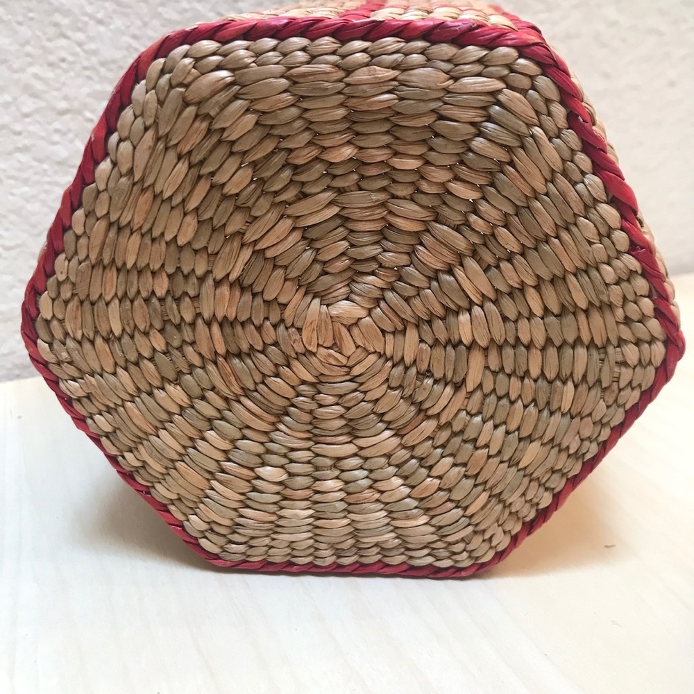 Vintage Native Lidded hexagon Basket with colored patterns. Finely Crafted. - Picture 7 of 9